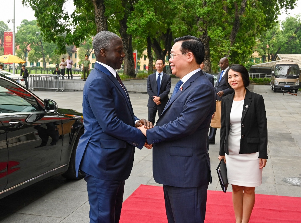 Chủ tịch Quốc hội Vương Đình Huệ nồng nhiệt chào mừng Chủ tịch Quốc hội Cộng hòa Bờ Biển Ngà Adama Bictogo thăm chính thức Việt Nam.