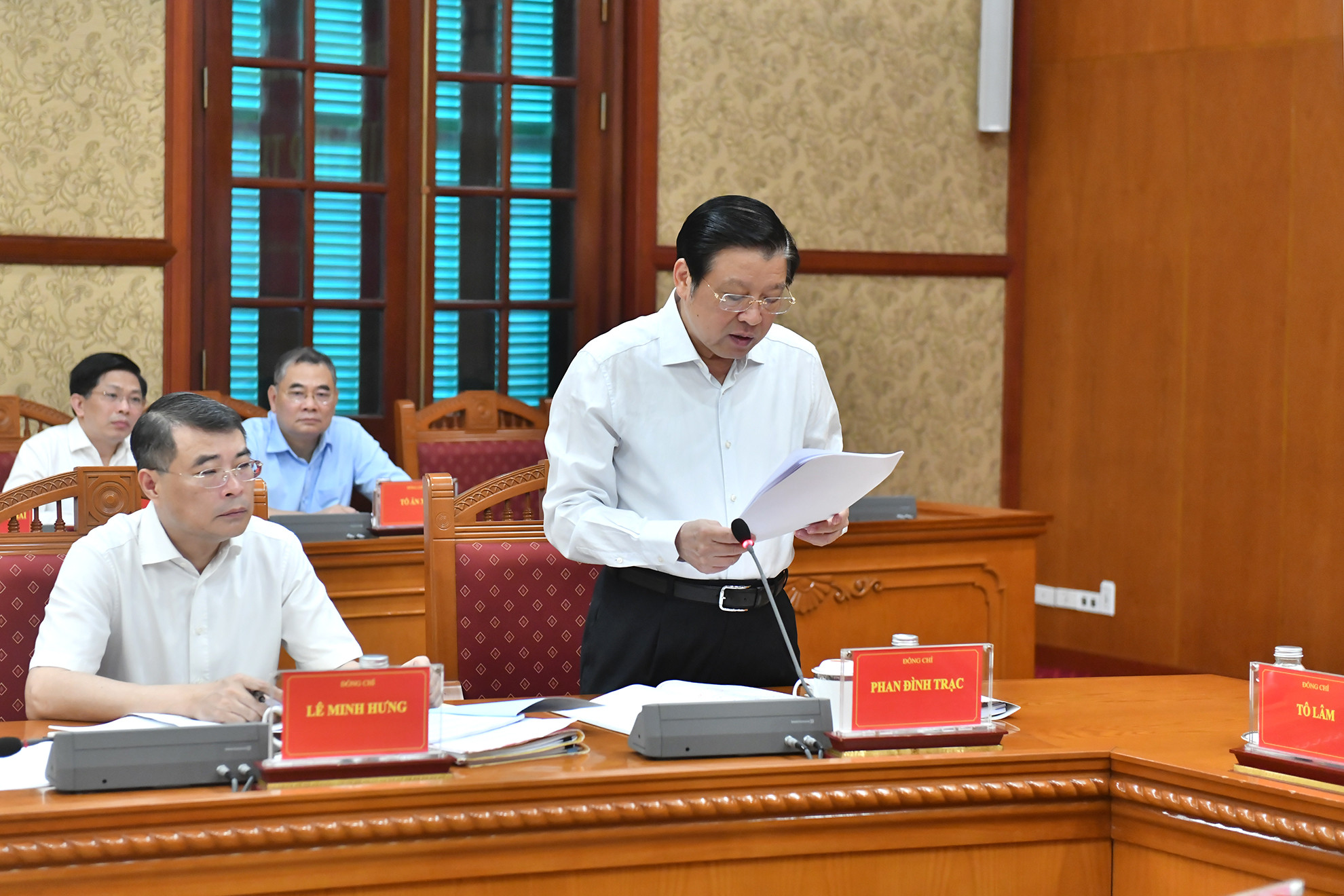 Đồng chí Phan Đình Trạc, Ủy viên Bộ Chính trị, Trưởng Ban Nội chính Trung ương trình bày báo cáo tại phiên họp.