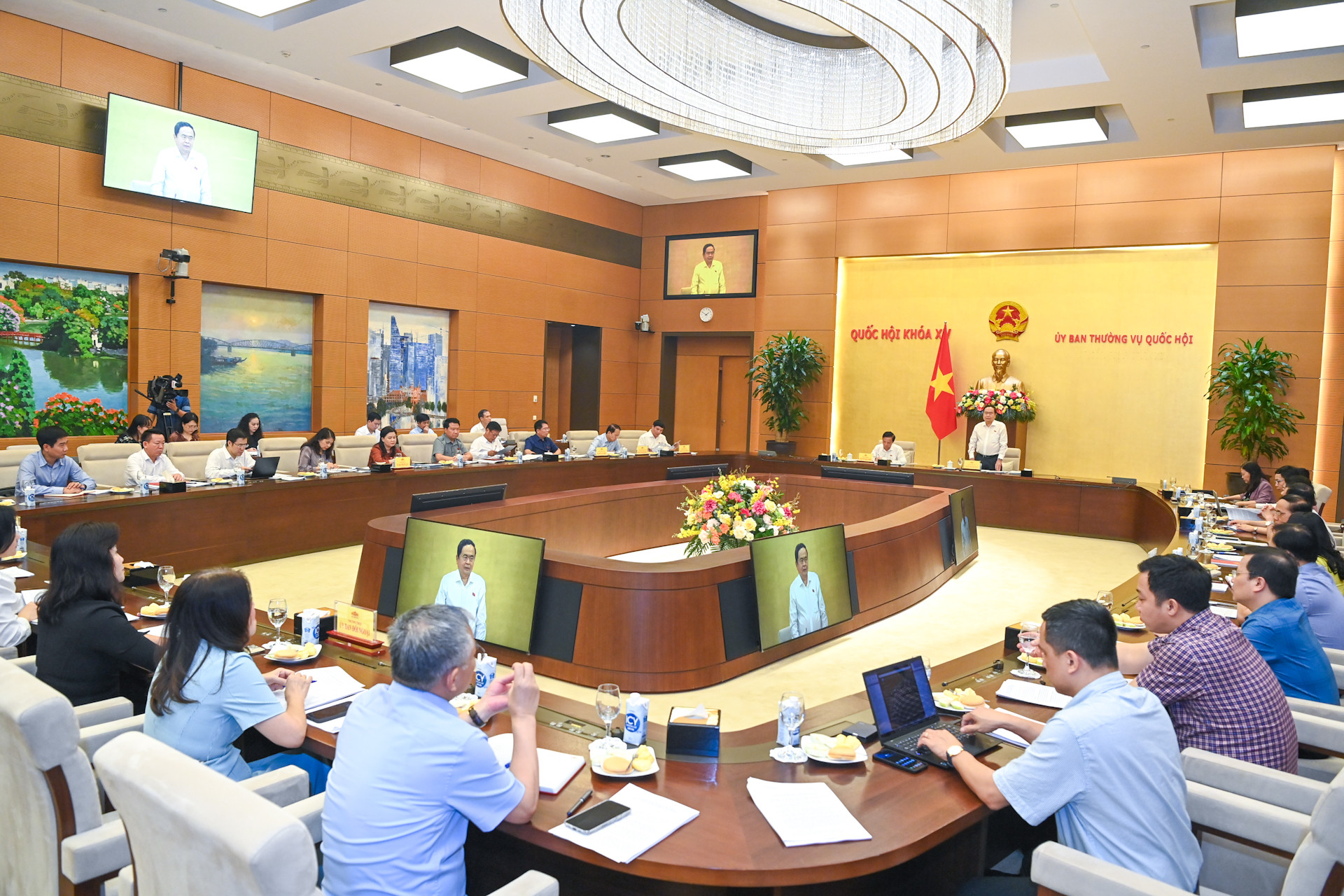 Quang cảnh buổi làm việc tại Nhà Quốc hội.