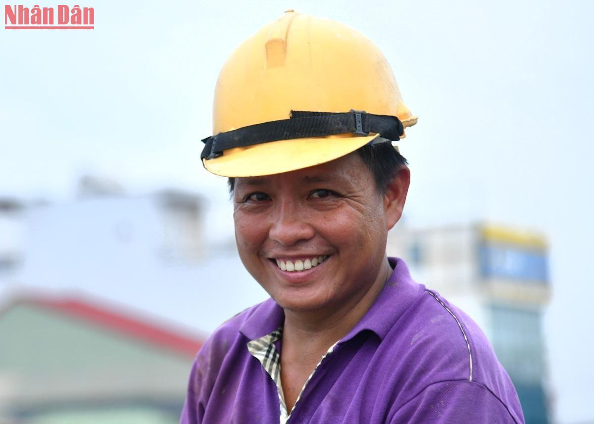 Những ngày này, khoảng 500 công nhân tập trung thi công 3 ca liên tục để phấn đấu hoàn thành dự án trong thời gian sớm nhất.