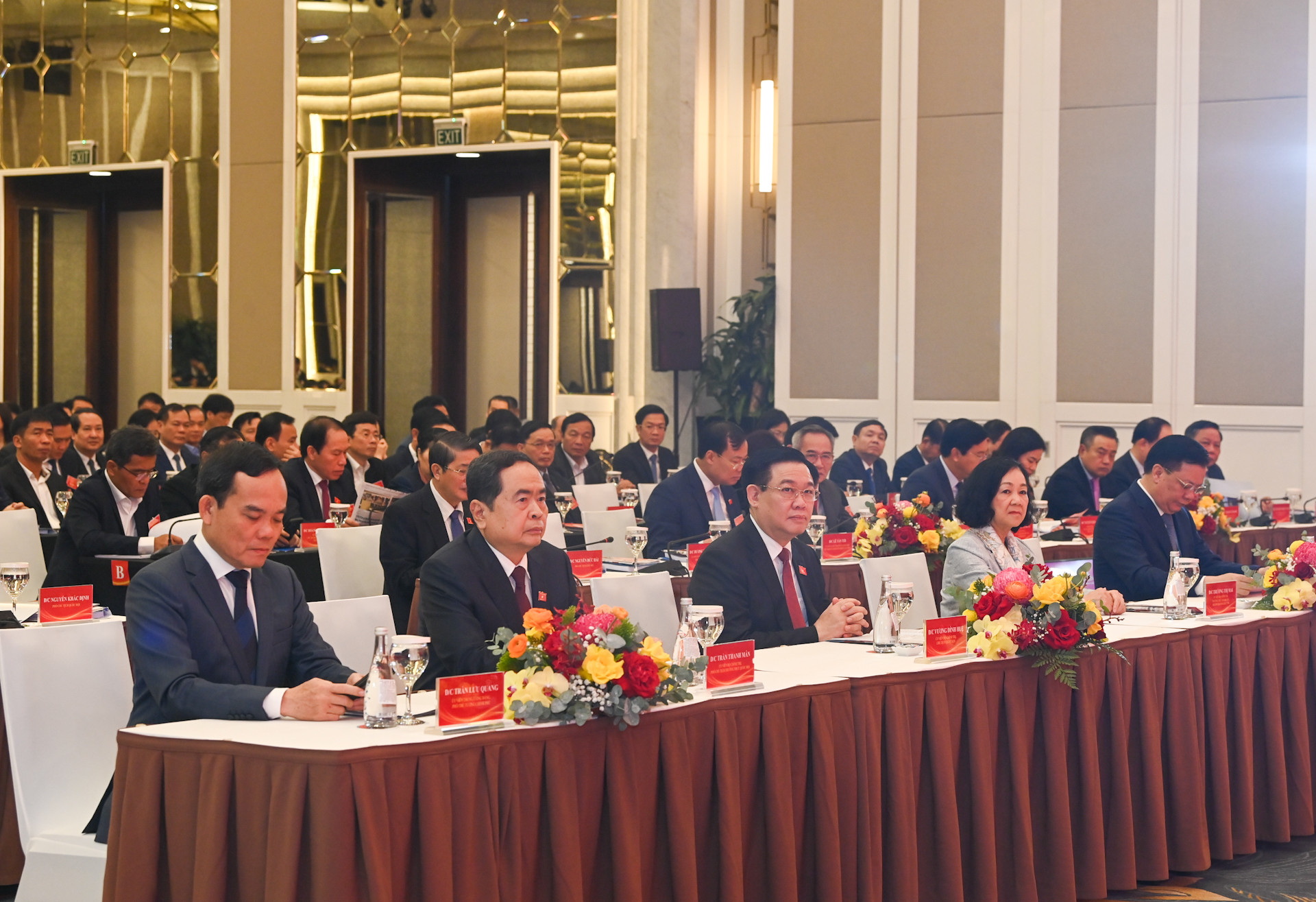 Chủ tịch Quốc hội Vương Đình Huệ; Thường trực Ban Bí thư, Trưởng Ban Tổ chức Trung ương Trương Thị Mai; Phó Chủ tịch Thường trực Quốc hội Trần Thanh Mẫn; Bí thư Thành ủy Hà Nội Đinh Tiến Dũng; Phó Thủ tướng Chính phủ Trần Lưu Quang dự và chủ trì hội nghị. Chủ tịch Quốc hội Vương Đình Huệ; Thường trực Ban Bí thư, Trưởng Ban Tổ chức Trung ương Trương Thị Mai; Phó Chủ tịch Thường trực Quốc hội Trần Thanh Mẫn; Bí thư Thành ủy Hà Nội Đinh Tiến Dũng; Phó Thủ tướng Chính phủ Trần Lưu Quang dự và chủ trì hội nghị.