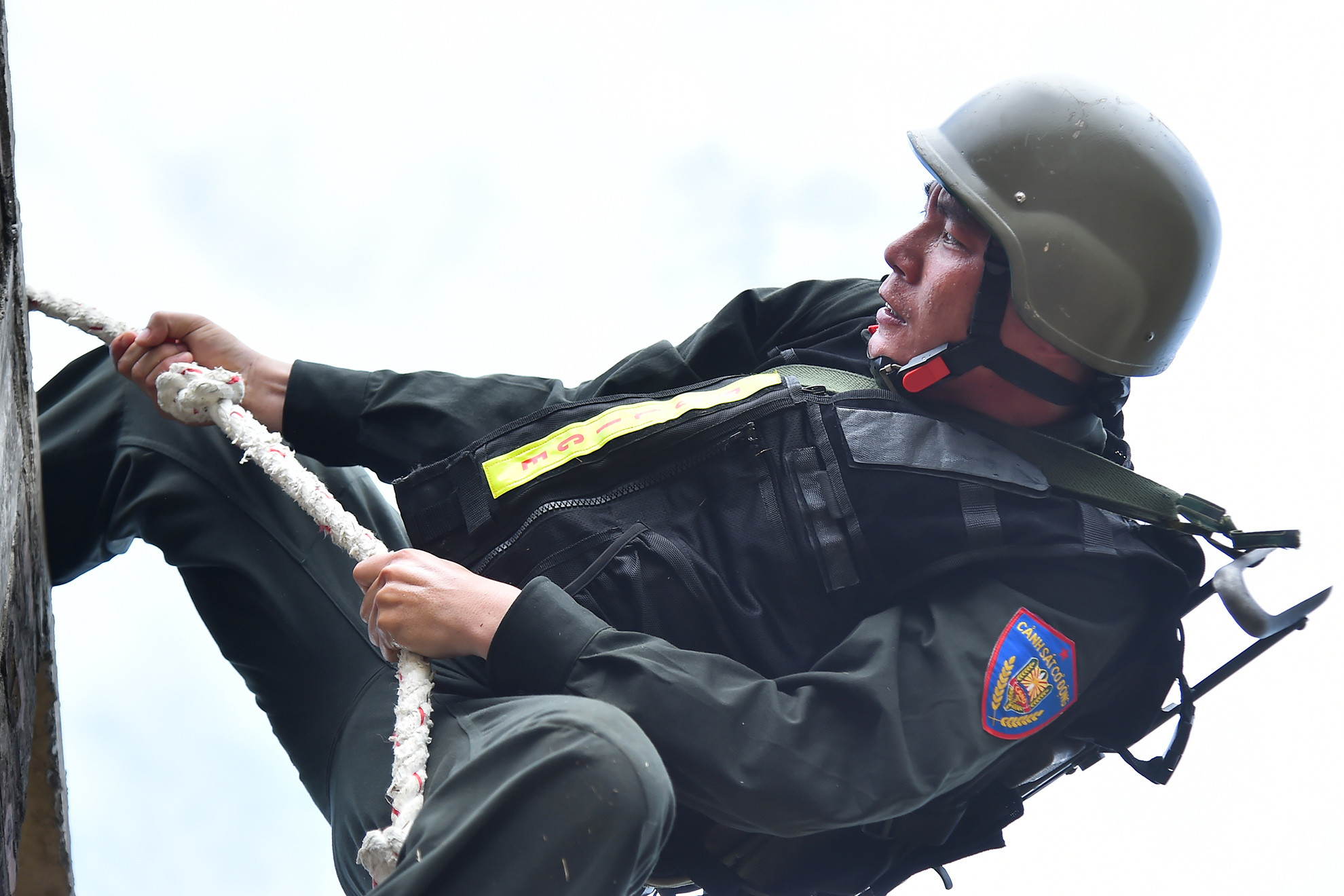 Để vượt qua vật cản là một bức tường cao hàng chục mét, các chiến sĩ tạo thành một "thang người", hỗ trợ nhau vượt qua, sau đó sử dụng dây thừng để đưa từng người vượt vật cản.