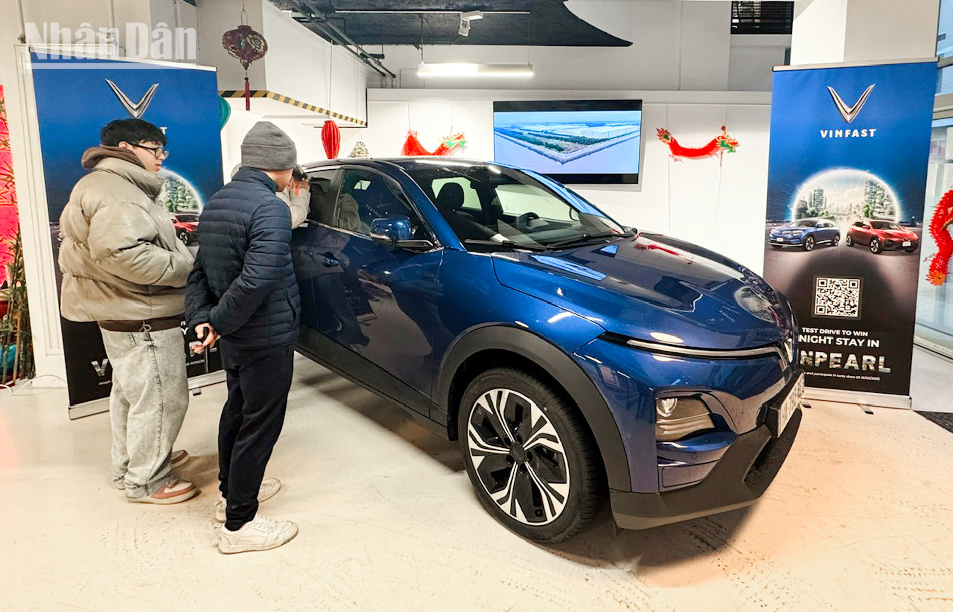 Đại diện doanh nghiệp xe điện VinFast tại Pháp, bà Phùng Thảo Huyền nhấn mạnh ý nghĩa của đêm gala nhạc hội “Xuân Hạ Thu Đông rồi lại Xuân”, góp phần lan tỏa giá trị và bản sắc Việt như đúng tinh thần của Vinfast khi bước ra thị trường quốc tế.