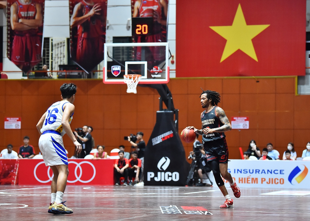 Sameen Ayyub Swint tiếp tục là đầu tàu dẫn dắt lối chơi của Thang Long Warrios với 22 điểm cùng 7 rebounds (bắt bóng bật bảng) và 6 assists (kiến tạo) trong gần 39 phút thi đấu.