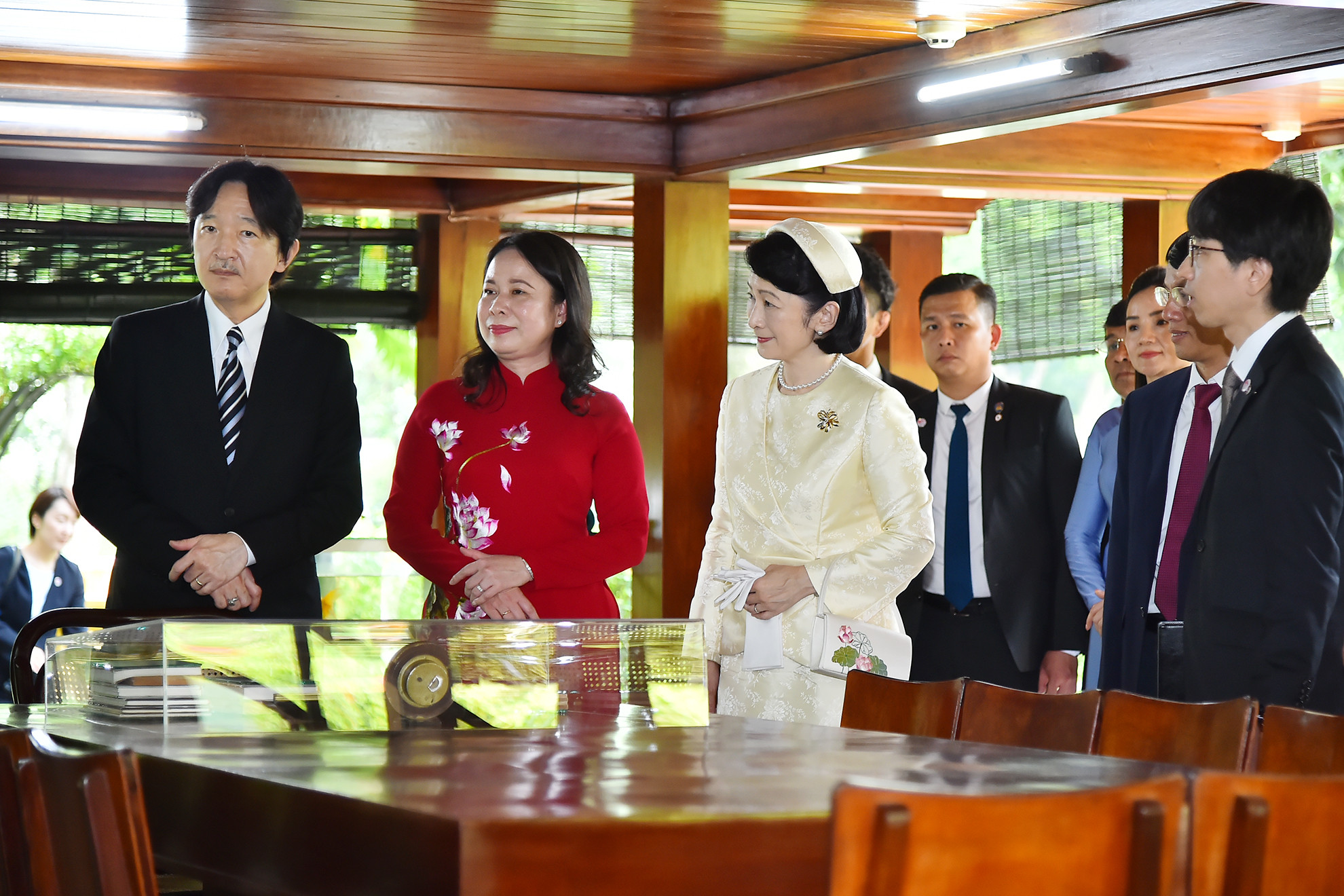 Nhà sàn Bác Hồ được khánh thành ngày 17/5/1958 nhân dịp kỷ niệm 68 năm Ngày sinh của Chủ tịch Hồ Chí Minh. Ngôi nhà ẩn mình dưới những tán cây xanh phía sau khu vườn Phủ Chủ tịch, bao quanh là các hàng rào râm bụt xanh tốt và cổng chào kết bằng cành cây đan xen nhau.