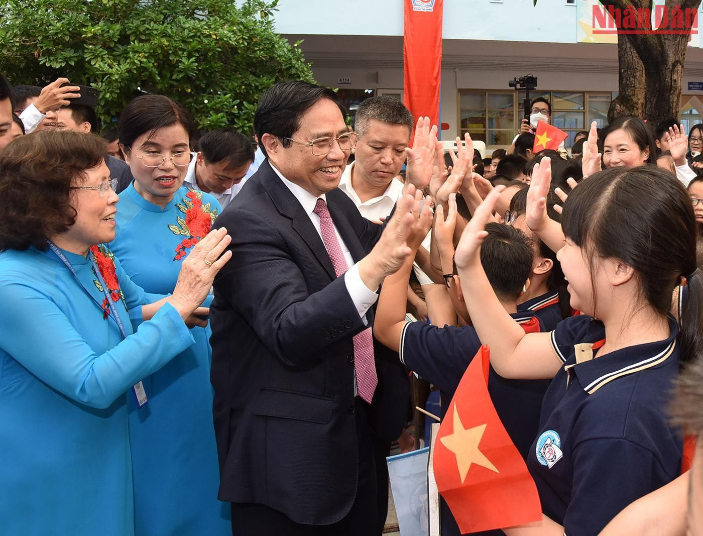 Thủ tướng Phạm Minh Chính với học sinh Trường Tiểu học Đoàn Thị Điểm.