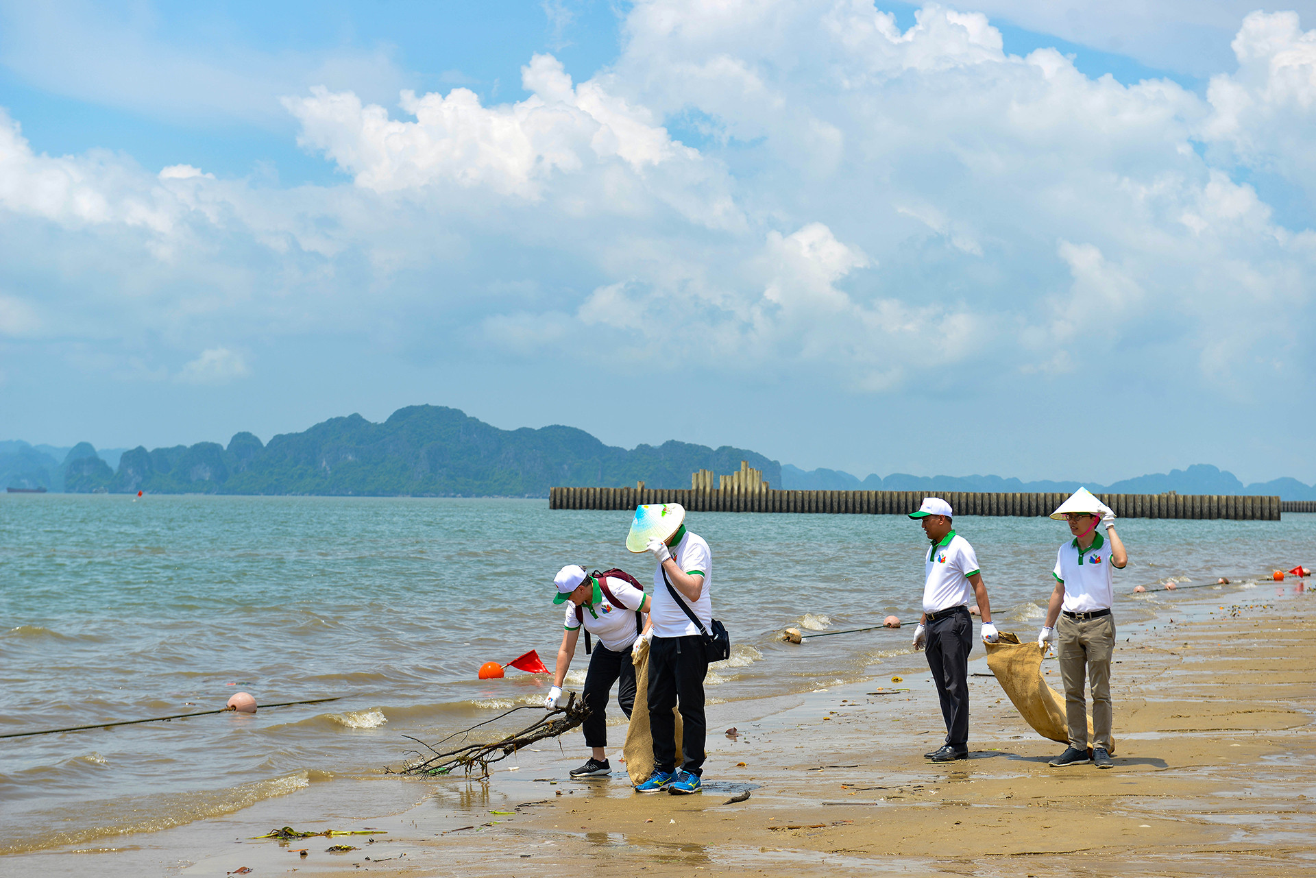 Sau lễ khai mạc, gần 200 đại biểu đã tham gia các hoạt động nhặt, thu gom rác thải dọc bờ biển Bãi Cháy, vớt rác trên Vịnh Hạ Long.