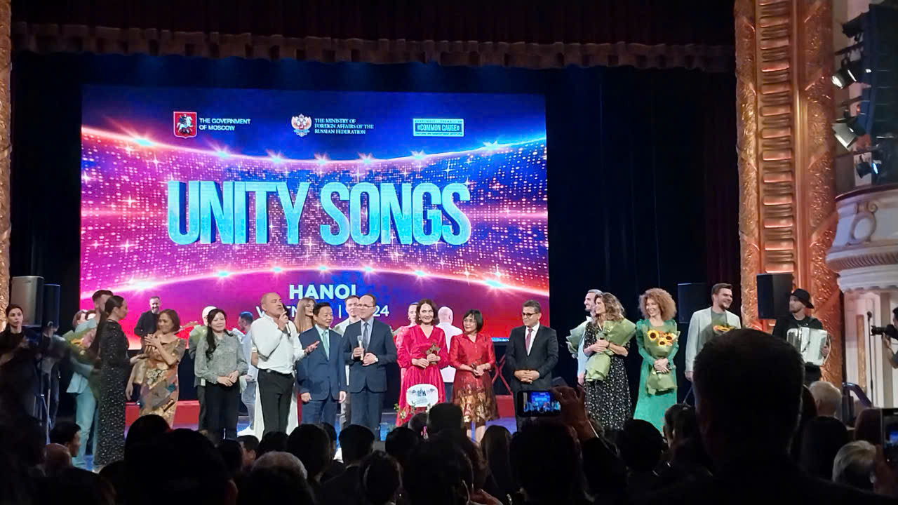 Phó Thủ tướng Trần Hồng Hà, Đại sứ Liên bang Nga tại Việt Nam Gennady Bezdetko và các nghệ sĩ biểu diễn. Phó Thủ tướng Trần Hồng Hà, Đại sứ Liên bang Nga tại Việt Nam Gennady Bezdetko và các nghệ sĩ biểu diễn.