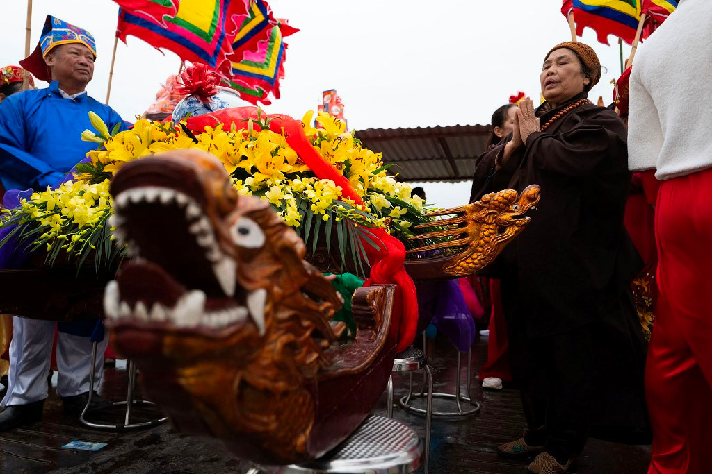 [Ảnh] Đặc sắc nghi lễ rước nước trong Lễ hội đền thờ Đức Vua Trần Minh Tông ảnh 2