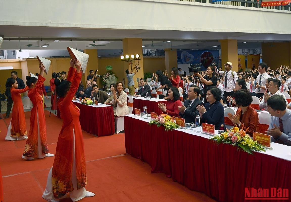 Tổng Giám đốc UNESCO, lãnh đạo Bộ Giáo dục và Đào tạo, thành phố Hà Nội cùng các đại biểu dự lễ khai giảng.