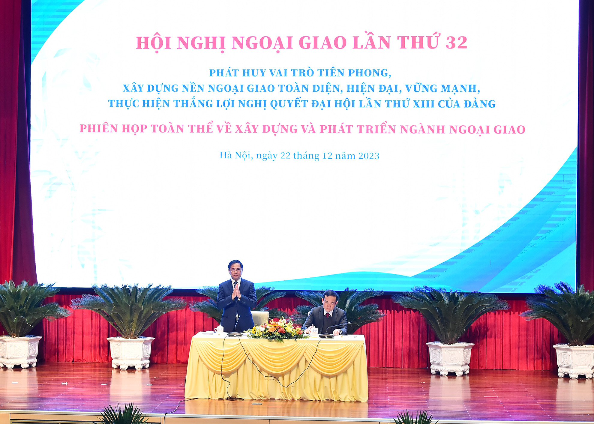 Bộ trưởng Ngoại giao Bùi Thanh Sơn điều hành phiên họp sáng 22/12. Bộ trưởng Ngoại giao Bùi Thanh Sơn điều hành phiên họp sáng 22/12.