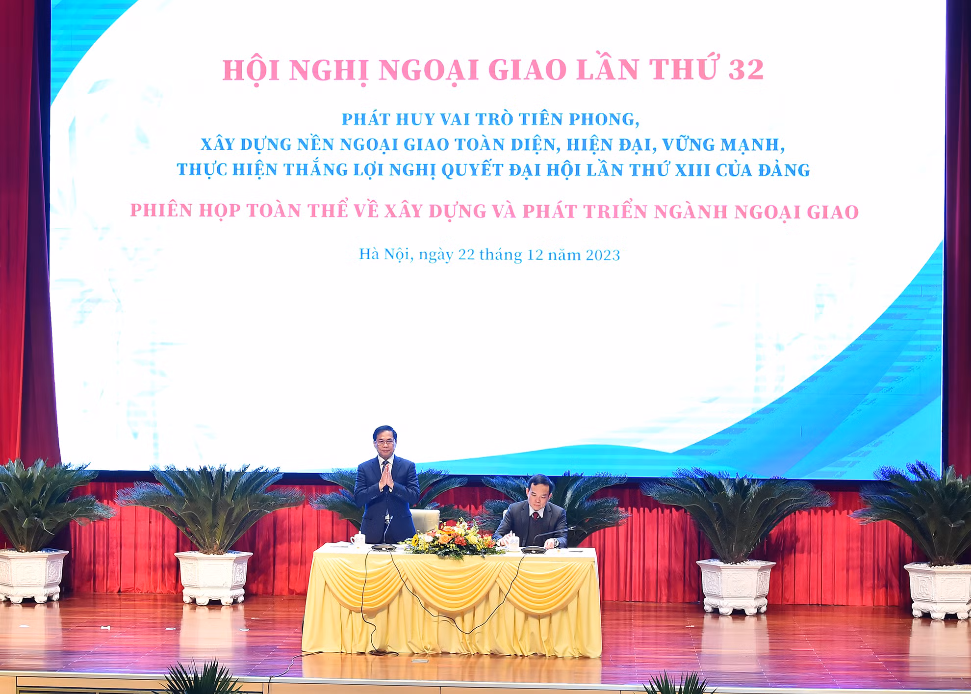Bộ trưởng Ngoại giao Bùi Thanh Sơn điều hành phiên họp sáng 22/12.