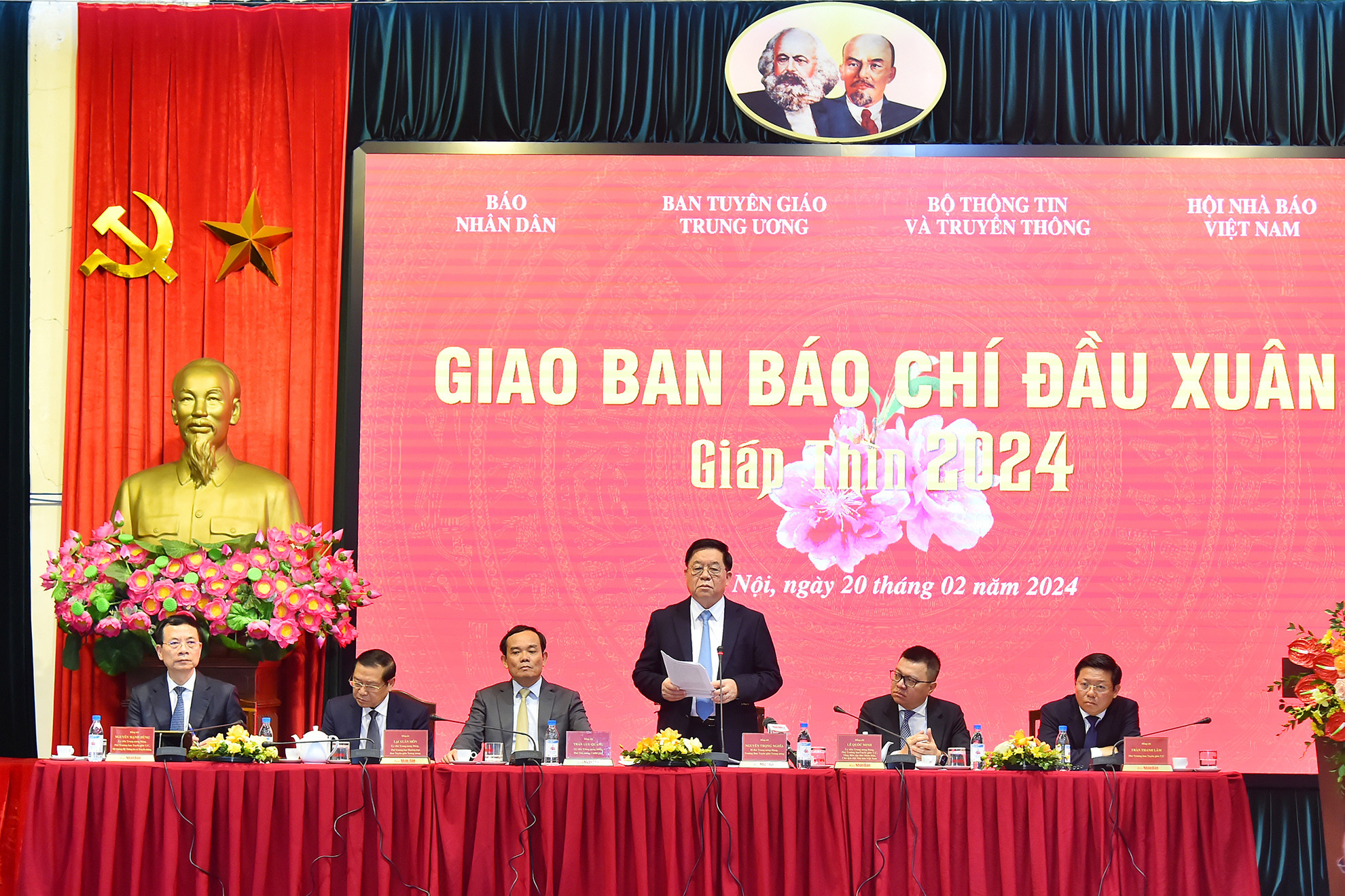 Đồng chí Nguyễn Trọng Nghĩa, Bí thư Trung ương Đảng, Trưởng Ban Tuyên giáo Trung ương phát biểu ý kiến chỉ đạo tại Hội nghị Giao ban báo chí đầu Xuân Giáp Thìn 2024. Đồng chí Nguyễn Trọng Nghĩa, Bí thư Trung ương Đảng, Trưởng Ban Tuyên giáo Trung ương phát biểu ý kiến chỉ đạo tại Hội nghị Giao ban báo chí đầu Xuân Giáp Thìn 2024.