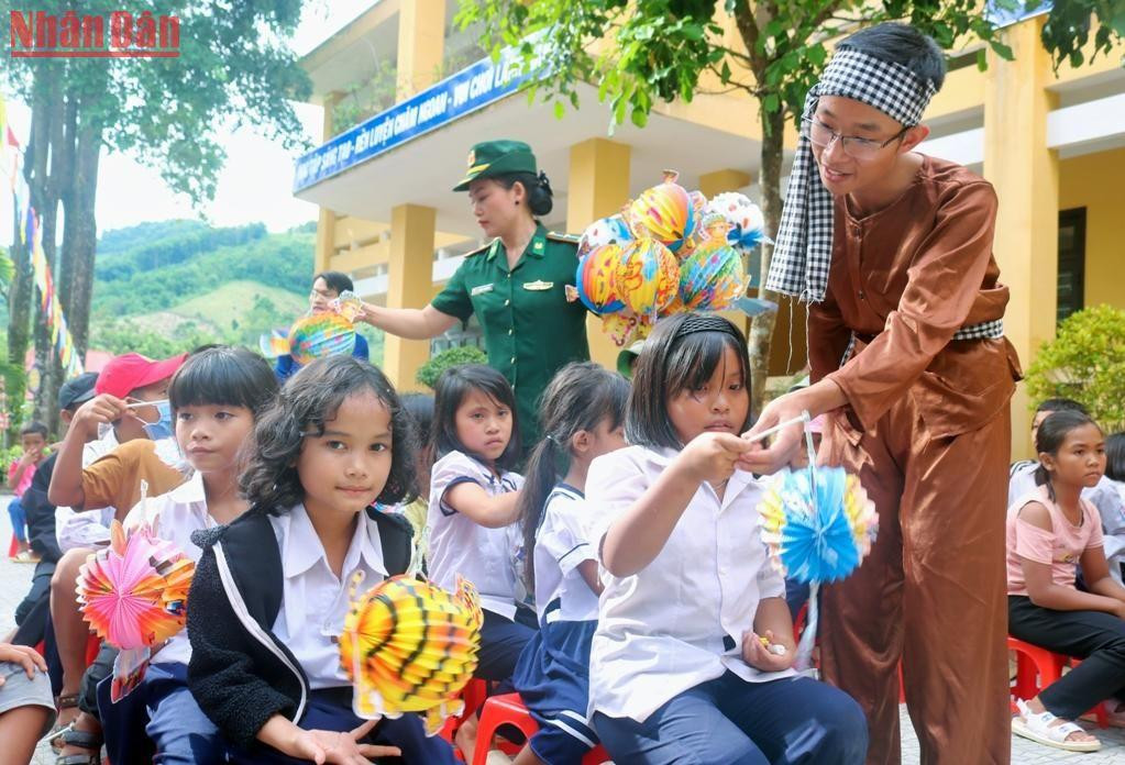 Những chiếc đèn lồng được trao tận tay đến các em học sinh nghèo.