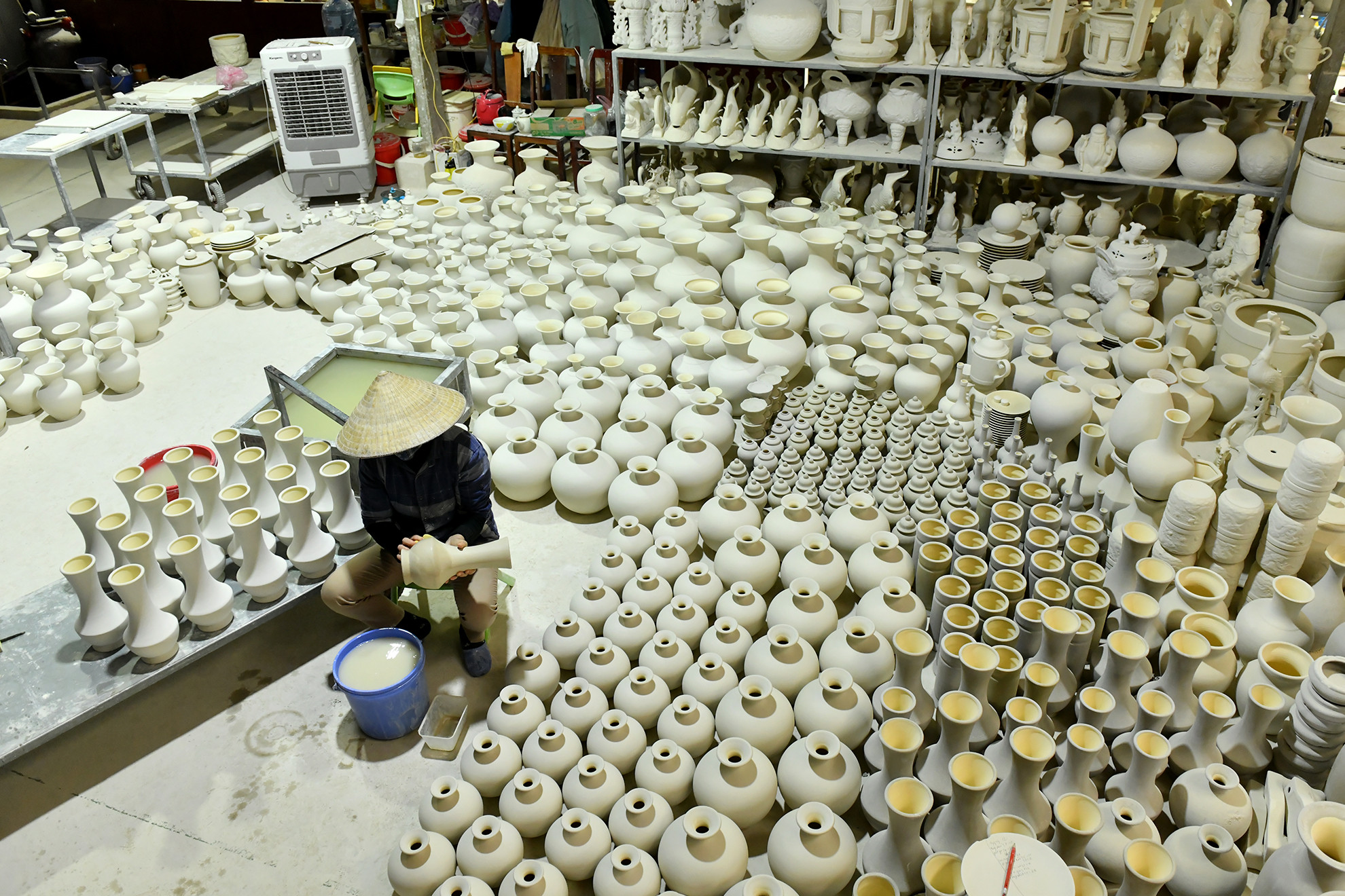[Ảnh] Xưởng gốm Chu Đậu hối hả sản xuất hàng Tết ảnh 9