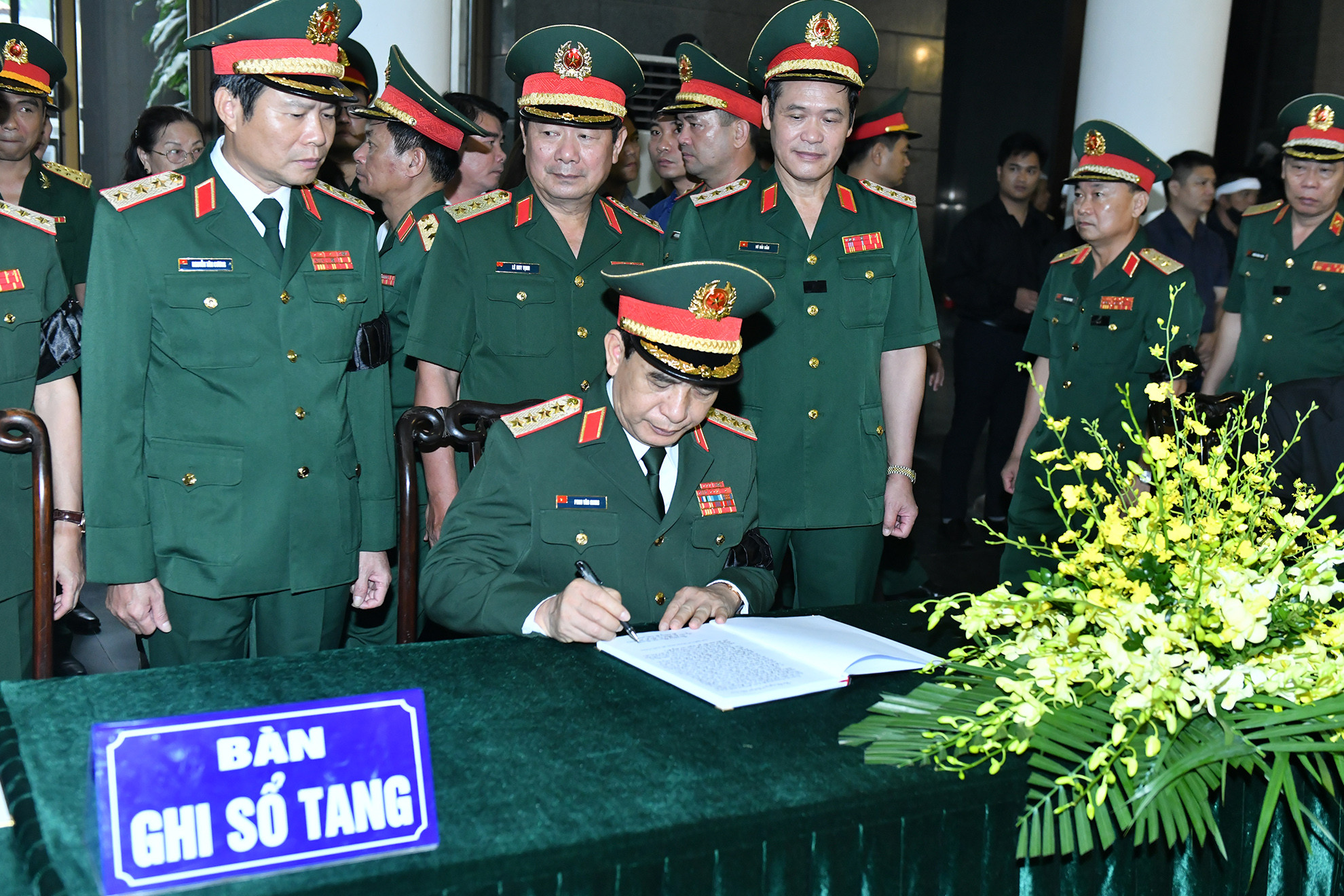 Đồng chí Đại tướng Phan Văn Giang ghi sổ tang tại lễ viếng đồng chí Thượng tướng Nguyễn Chí Vịnh.