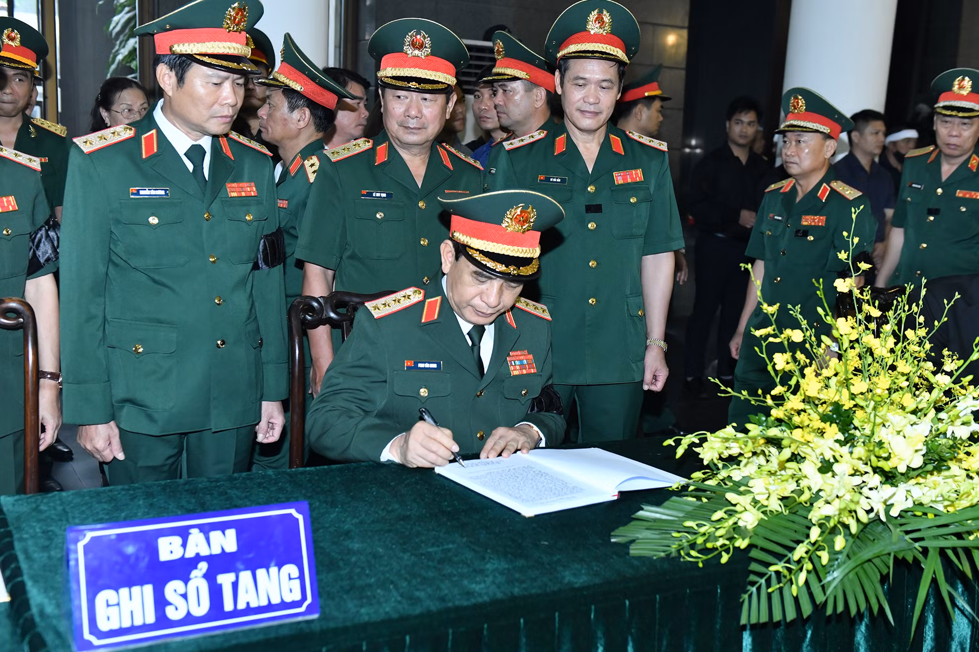Đồng chí Đại tướng Phan Văn Giang ghi sổ tang tại lễ viếng đồng chí Thượng tướng Nguyễn Chí Vịnh.