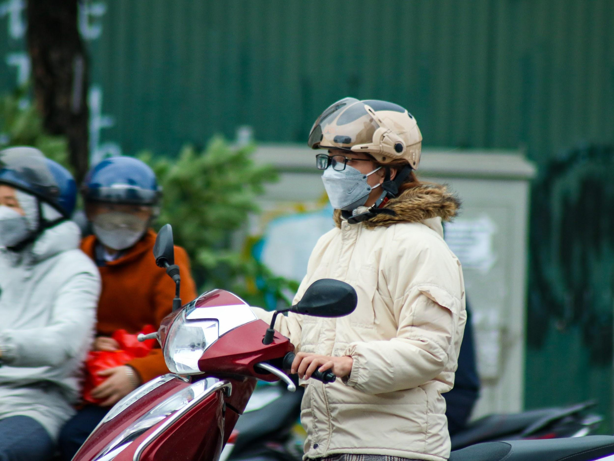 Buổi sáng Thứ Hai, ngày 10/10, người Hà Nội ra đường có thể bắt gặp thấy hình ảnh những chiếc áo khoác dày..