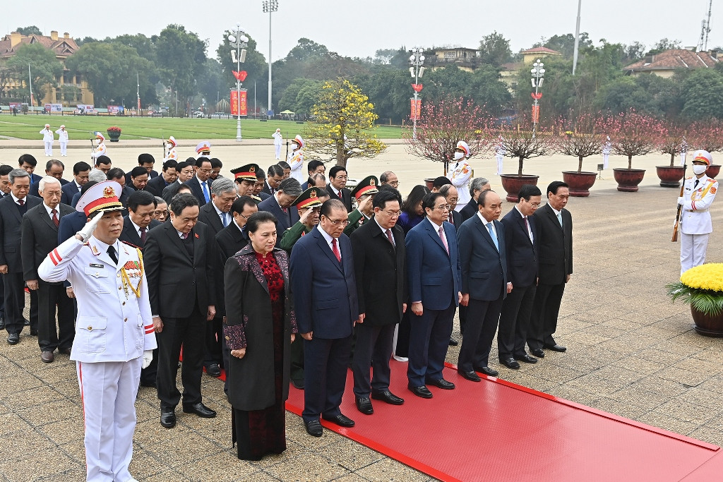 Các đồng chí lãnh đạo, nguyên lãnh đạo Đảng, Nhà nước thành kính tưởng nhớ công lao to lớn của Chủ tịch Hồ Chí Minh.