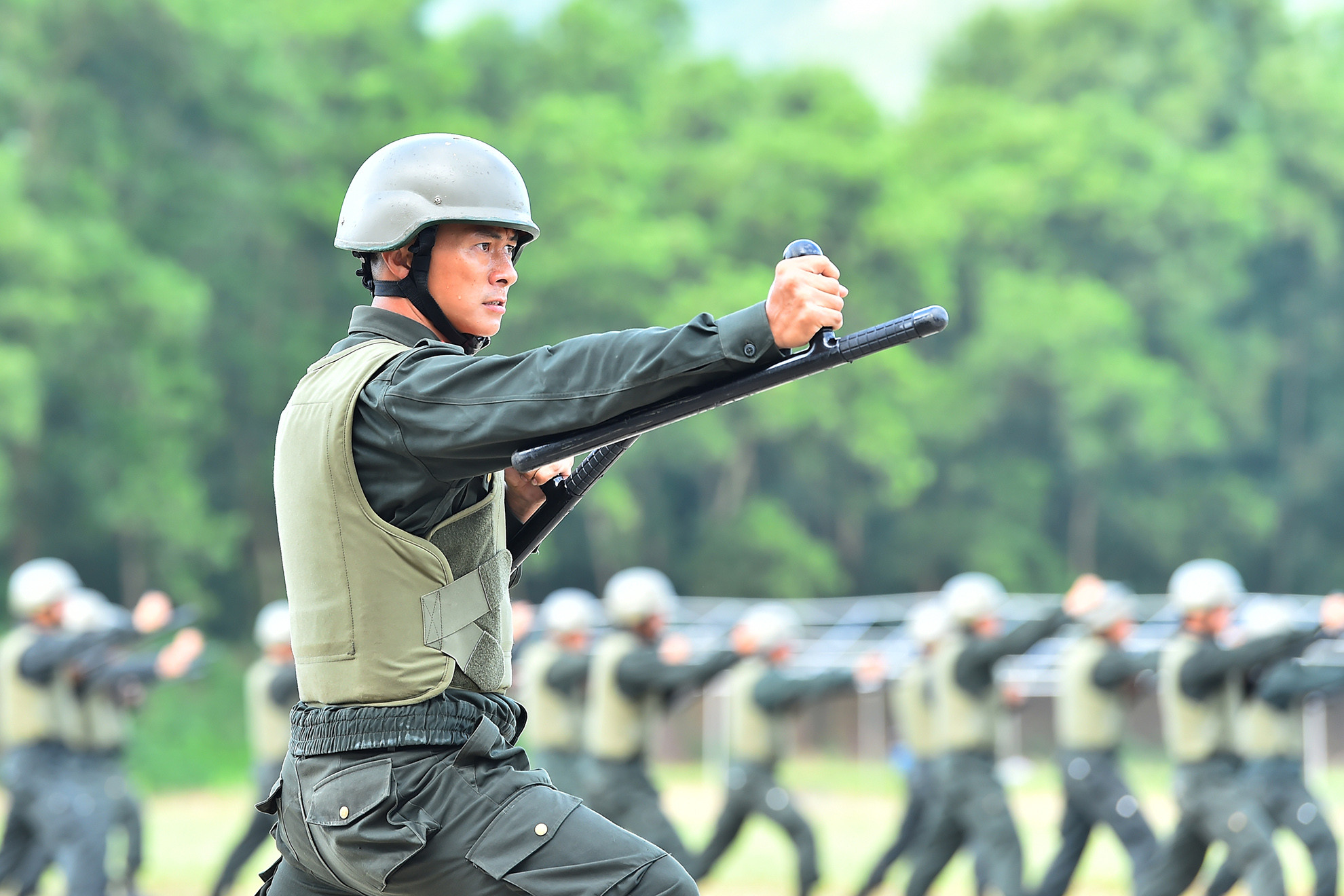 Một ngày huấn luyện bắt đầu từ 5 giờ sáng đến 22 giờ đêm. Để rèn thể lực, trung bình mỗi cán bộ, chiến sĩ sẽ phải chạy từ 6-8km, sau đó là 10 nội dung huấn luyện chuyên sâu: khắc phục vật cản tổng hợp; kỹ thuật xuống dây nhà cao tầng; kỹ thuật bơi lặn bí mật cứu hộ, cứu nạn trên sông nước...