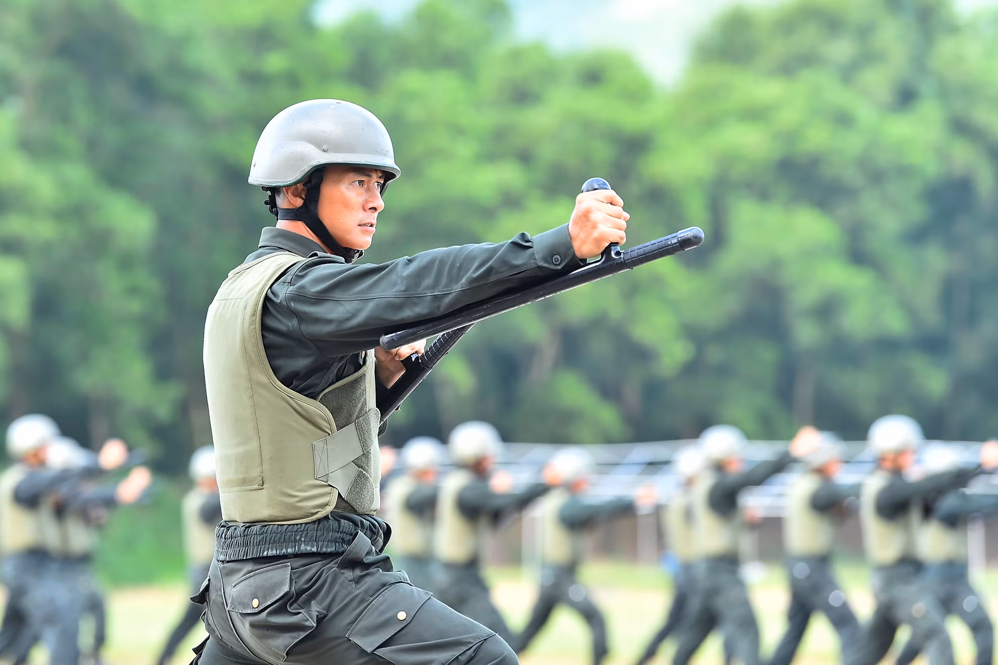 Một ngày huấn luyện bắt đầu từ 5 giờ sáng đến 22 giờ đêm. Để rèn thể lực, trung bình mỗi cán bộ, chiến sĩ sẽ phải chạy từ 6-8km, sau đó là 10 nội dung huấn luyện chuyên sâu: khắc phục vật cản tổng hợp; kỹ thuật xuống dây nhà cao tầng; kỹ thuật bơi lặn bí mật cứu hộ, cứu nạn trên sông nước... Một ngày huấn luyện bắt đầu từ 5 giờ sáng đến 22 giờ đêm. Để rèn thể lực, trung bình mỗi cán bộ, chiến sĩ sẽ phải chạy từ 6-8km, sau đó là 10 nội dung huấn luyện chuyên sâu: khắc phục vật cản tổng hợp; kỹ thuật xuống dây nhà cao tầng; kỹ thuật bơi lặn bí mật cứu hộ, cứu nạn trên sông nước...