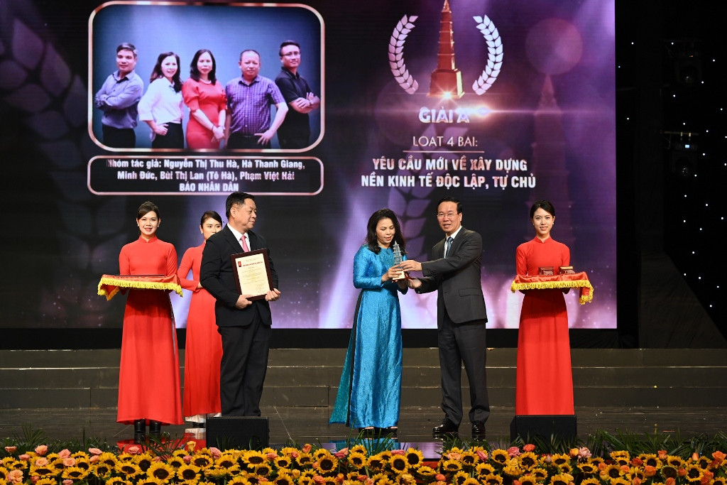 Chủ tịch nước Võ Văn Thưởng trao giải A cho đại diện nhóm tác giả của Liên Chi hội Nhà báo Báo Nhân Dân.