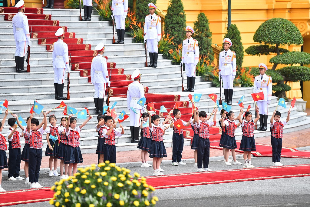 [Ảnh] Chủ tịch nước Võ Văn Thưởng đón, hội đàm với Tổng thống Cộng hòa Kazakhstan ảnh 3