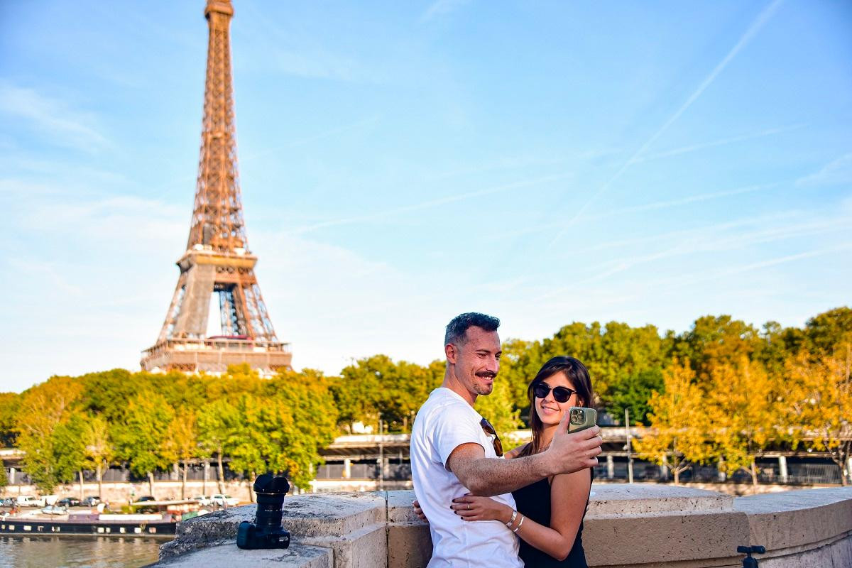 Những ngày nắng hanh hiếm hoi sẽ được các đôi trẻ tận dụng để cùng nhau lưu lại khoảnh khắc. (Ảnh: MINH DUY)