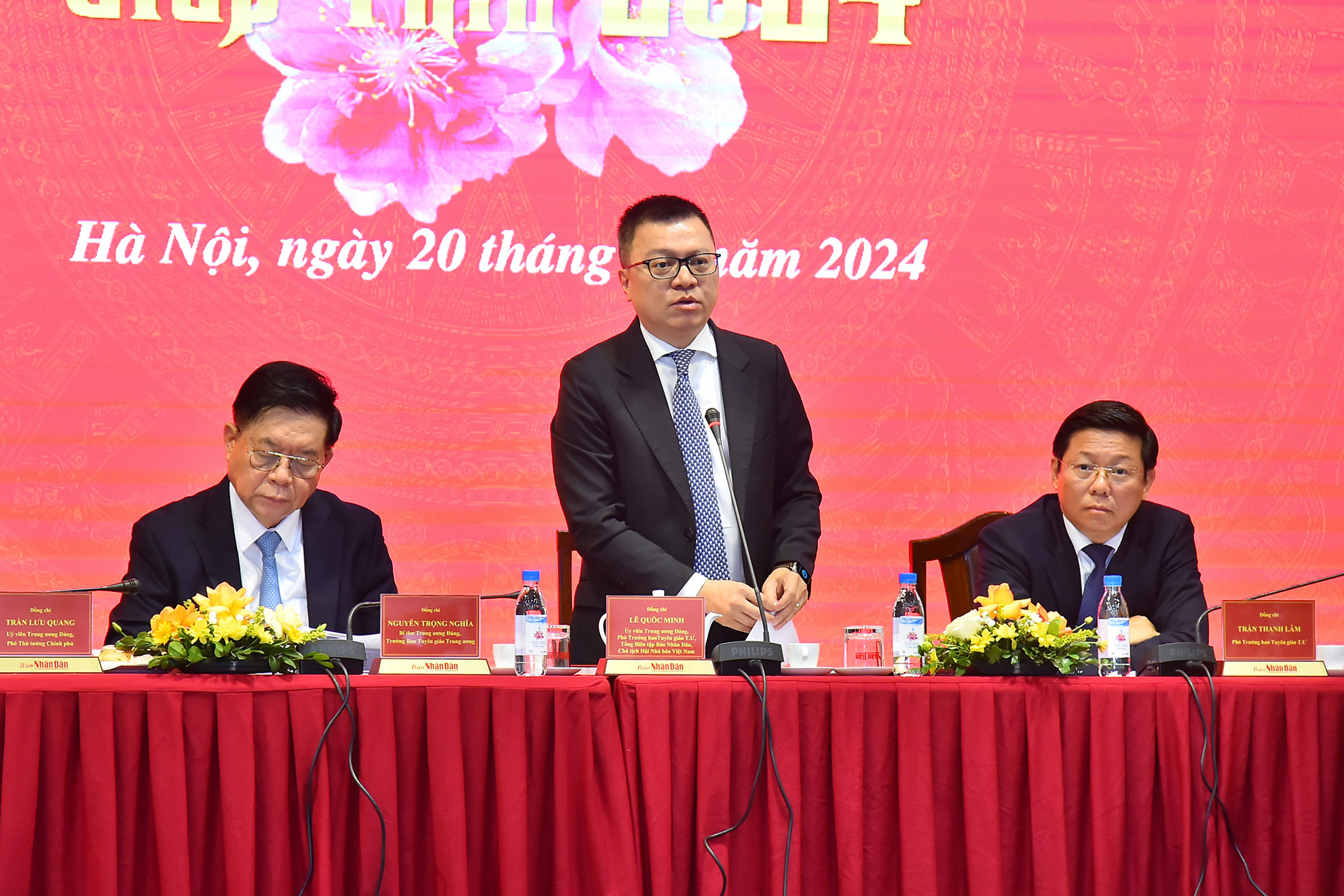 Đồng chí Lê Quốc Minh, Ủy viên Trung ương Đảng, Tổng Biên tập Báo Nhân Dân, Phó Trưởng Ban Tuyên giáo Trung ương, Chủ tịch Hội Nhà báo Việt Nam điều hành Hội nghị Giao ban báo chí đầu Xuân Giáp Thìn 2024. Đồng chí Lê Quốc Minh, Ủy viên Trung ương Đảng, Tổng Biên tập Báo Nhân Dân, Phó Trưởng Ban Tuyên giáo Trung ương, Chủ tịch Hội Nhà báo Việt Nam điều hành Hội nghị Giao ban báo chí đầu Xuân Giáp Thìn 2024.