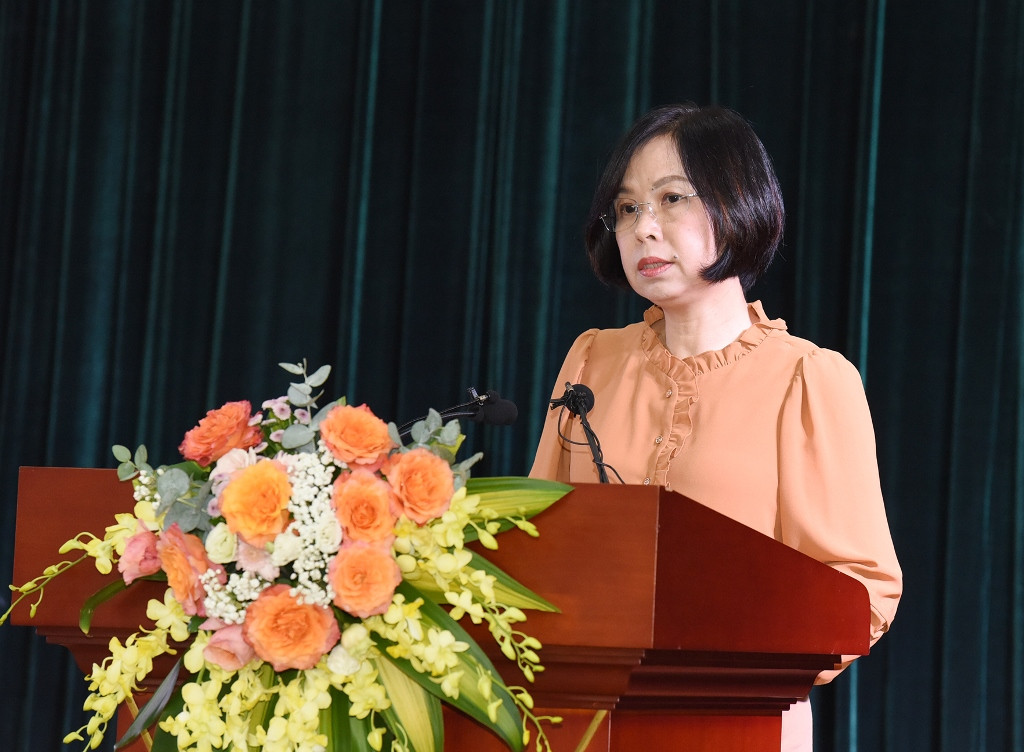 Tổng Giám đốc Thông tấn xã Việt Nam Vũ Việt Trang trình bày tham luận.