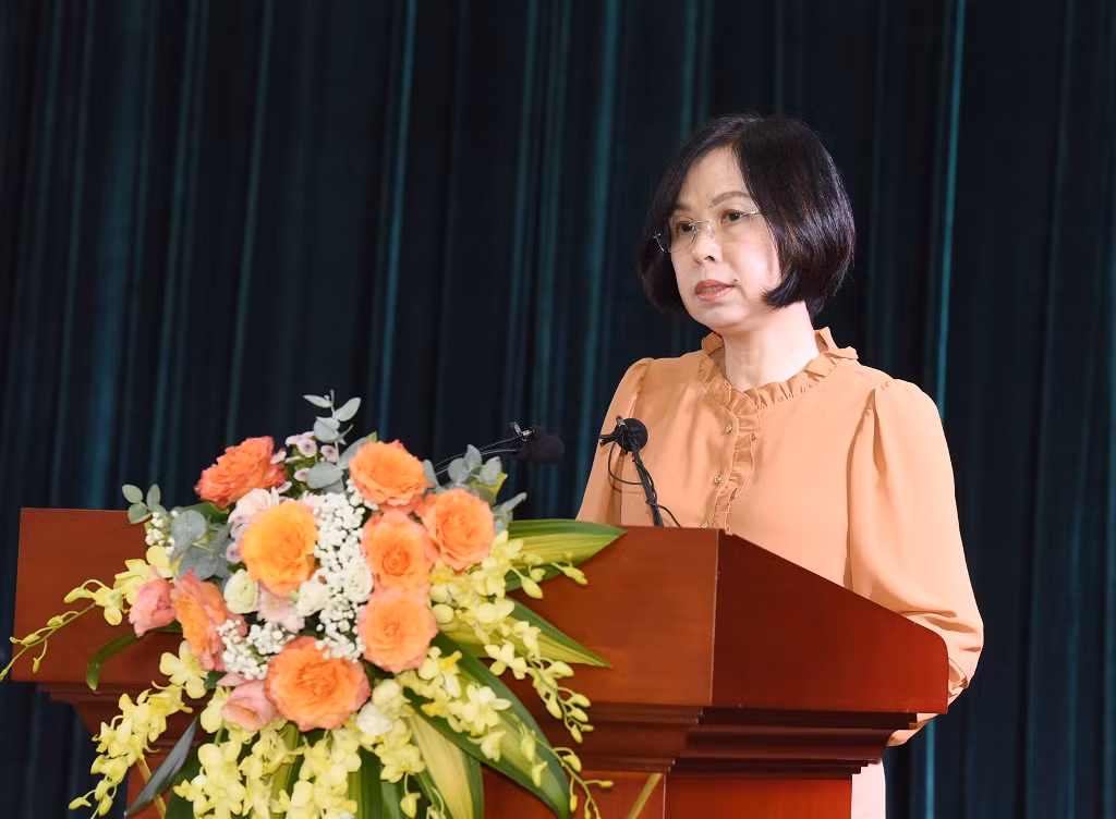 Tổng Giám đốc Thông tấn xã Việt Nam Vũ Việt Trang trình bày tham luận.