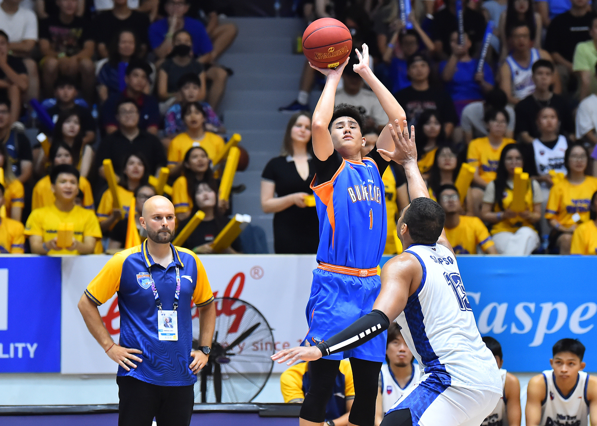 Tâm lý đè nặng khiến dàn cầu thủ đội chủ nhà thi đấu dưới sức, càng về cuối trận, các tình huống ném bóng được triển khai một cách vội vã khiến độ chính xác không cao.