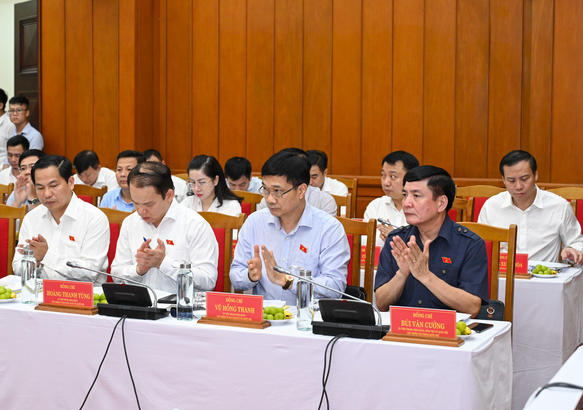 Các đồng chí Ủy viên Thường vụ Quốc hội và các đại biểu dự buổi làm việc.
