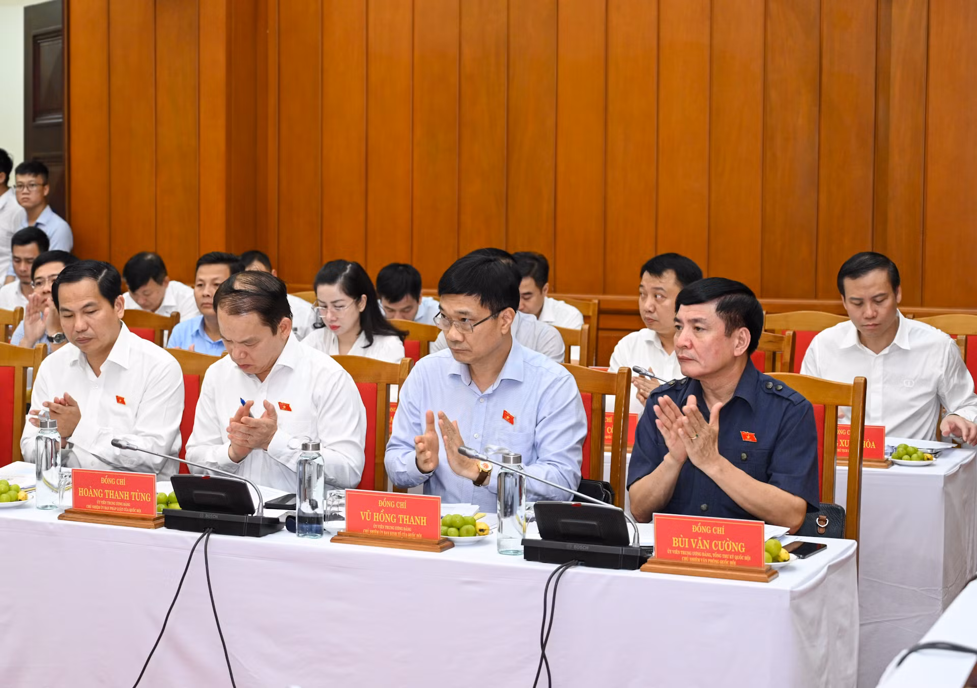 Các đồng chí Ủy viên Thường vụ Quốc hội và các đại biểu dự buổi làm việc.
