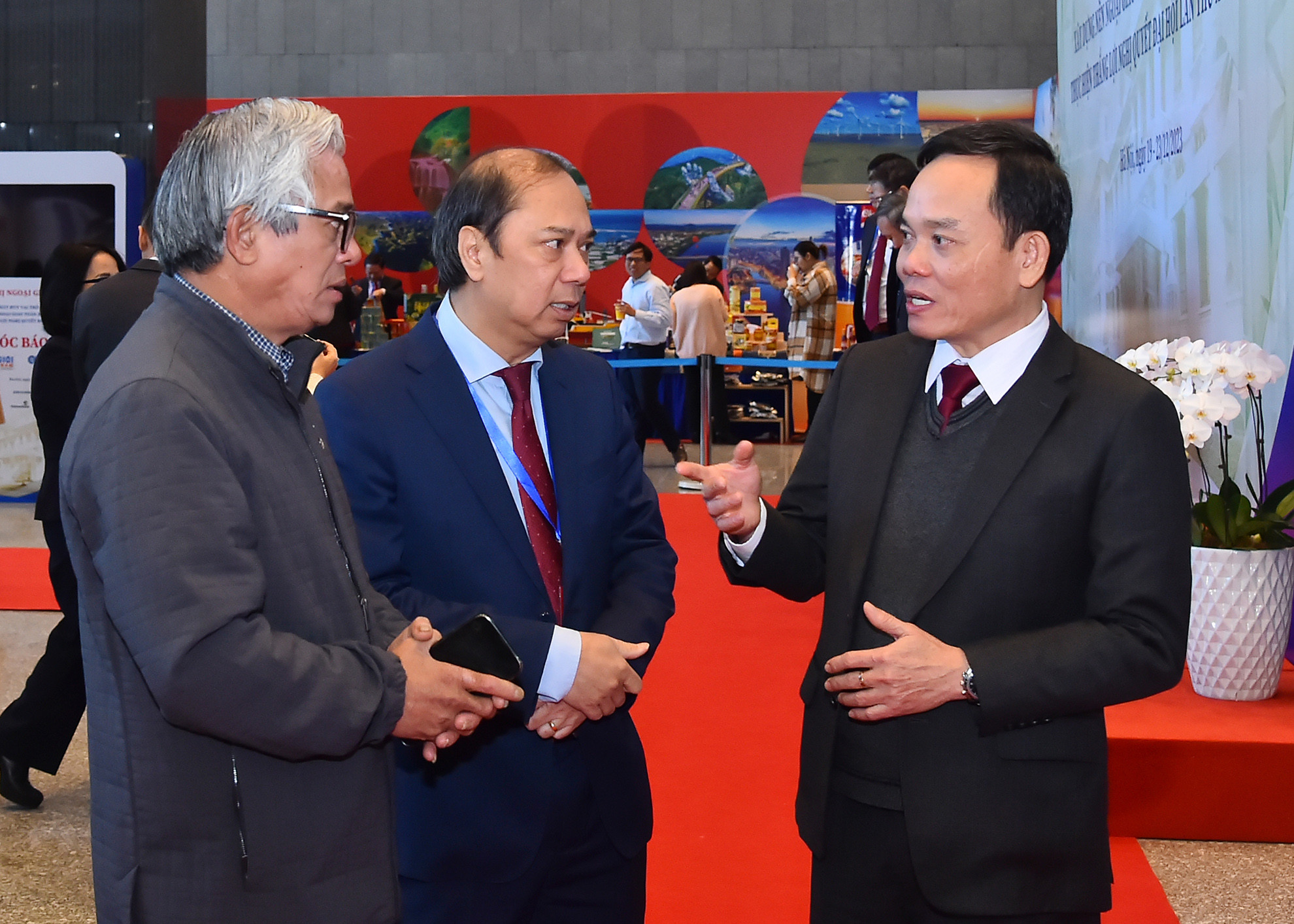 Phó Thủ tướng Trần Lưu Quang trao đổi với các đại biểu bên lề phiên họp. Phó Thủ tướng Trần Lưu Quang trao đổi với các đại biểu bên lề phiên họp.