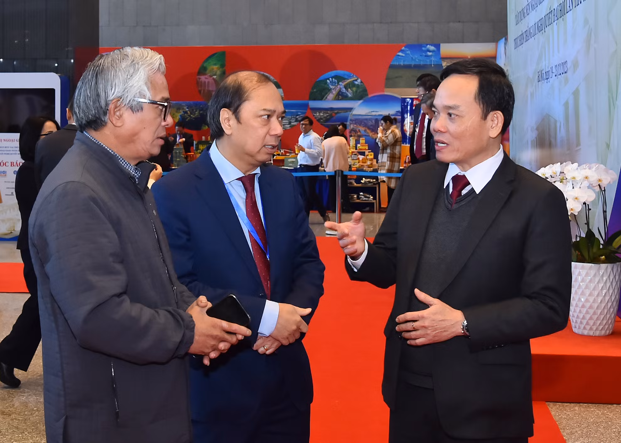 Phó Thủ tướng Trần Lưu Quang trao đổi với các đại biểu bên lề phiên họp.