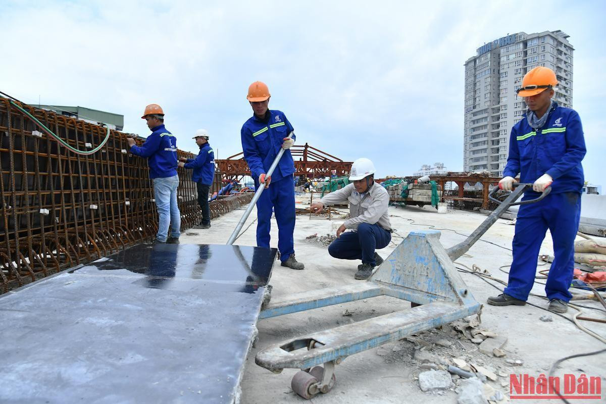 Nỗ lực thi công đúng tiến độ tuyến đường bộ trên cao dọc đường Vành đai 2 ảnh 2