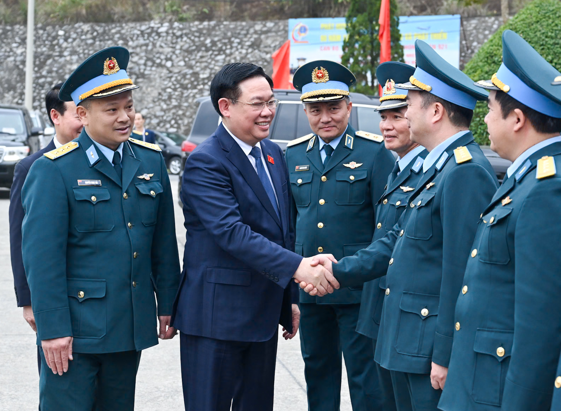 Chủ tịch Quốc hội Vương Đình Huệ với cán bộ, chiến sĩ Trung đoàn Không quân 921.