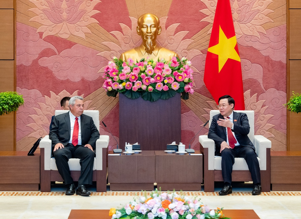 Chủ tịch Quốc hội Vương Đình Huệ và Tổng Thư ký Trung tâm Những người lao động Cuba Ulises Guilarte De Nacimiento tại buổi tiếp.