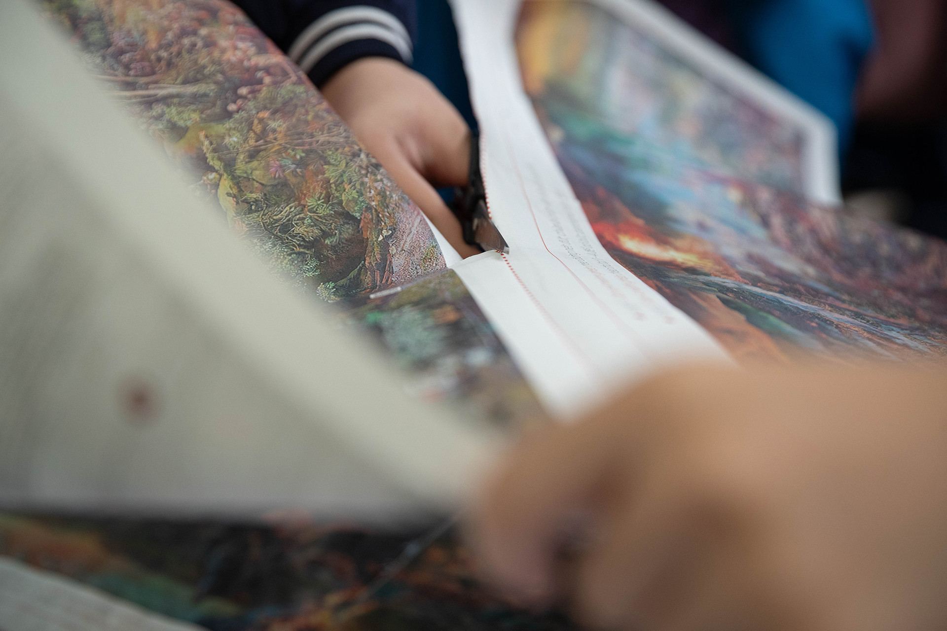 Tự tay cắt, dán để hoàn thiện bức tranh panorama “Chiến dịch Điện Biên Phủ”.