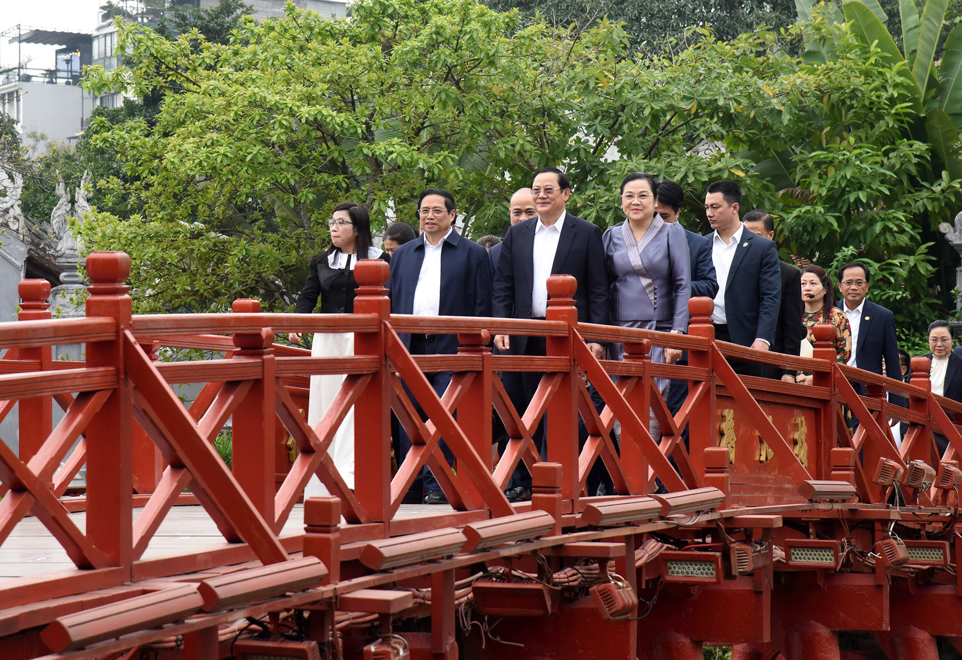 Thủ tướng Phạm Minh Chính và phu nhân cùng Thủ tướng Lào Sonexay Siphandone và phu nhân trên cầu Thê Húc, một trong những biểu tượng, hình ảnh thân quen của người dân Thủ đô.