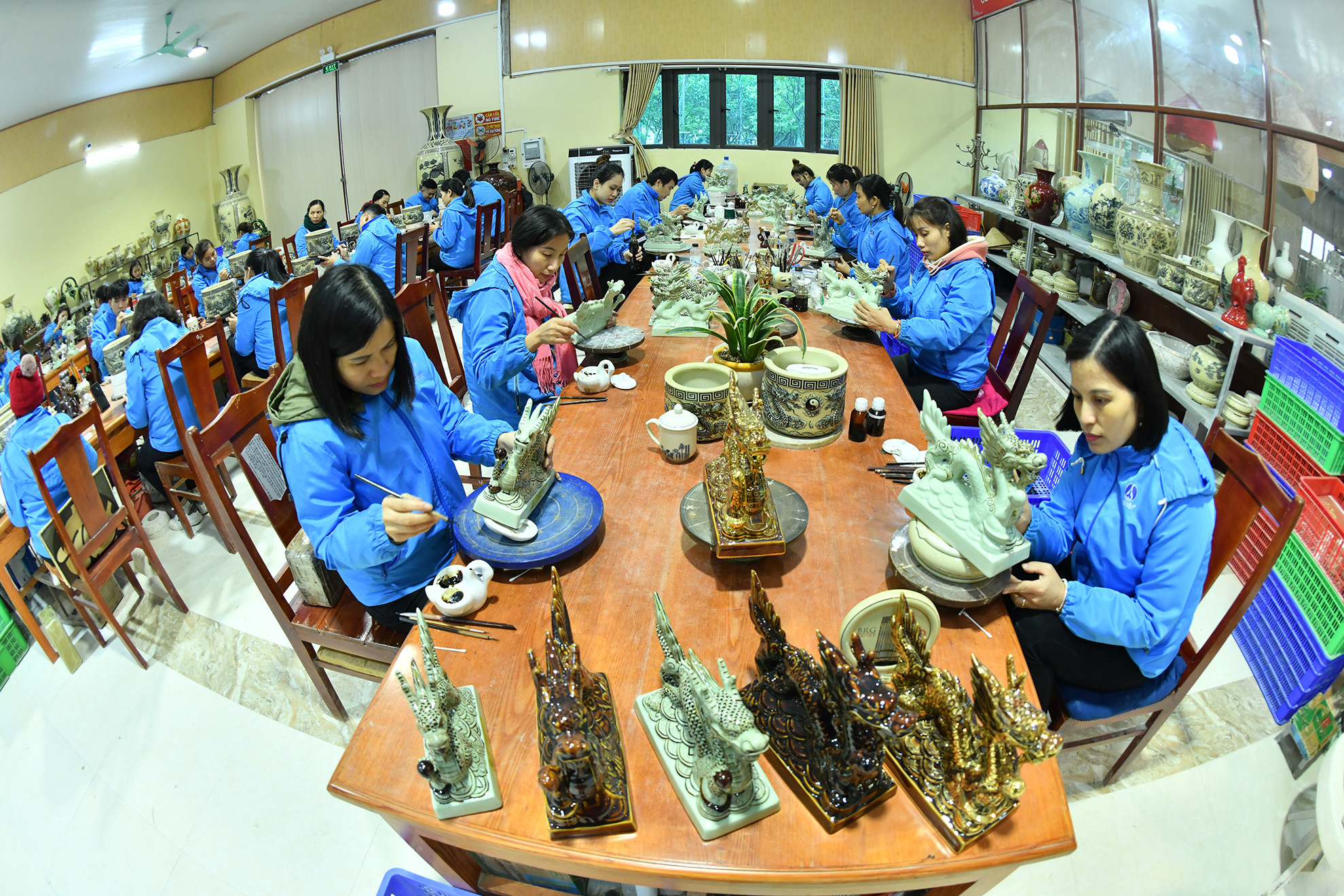 Các nghệ nhân, công nhân Công ty cổ phần gốm Chu Đậu đang hối hả làm việc, sản xuất nhiều sản phẩm gốm tinh xảo, bền đẹp phục vụ thị trường Tết Giáp Thìn 2024.