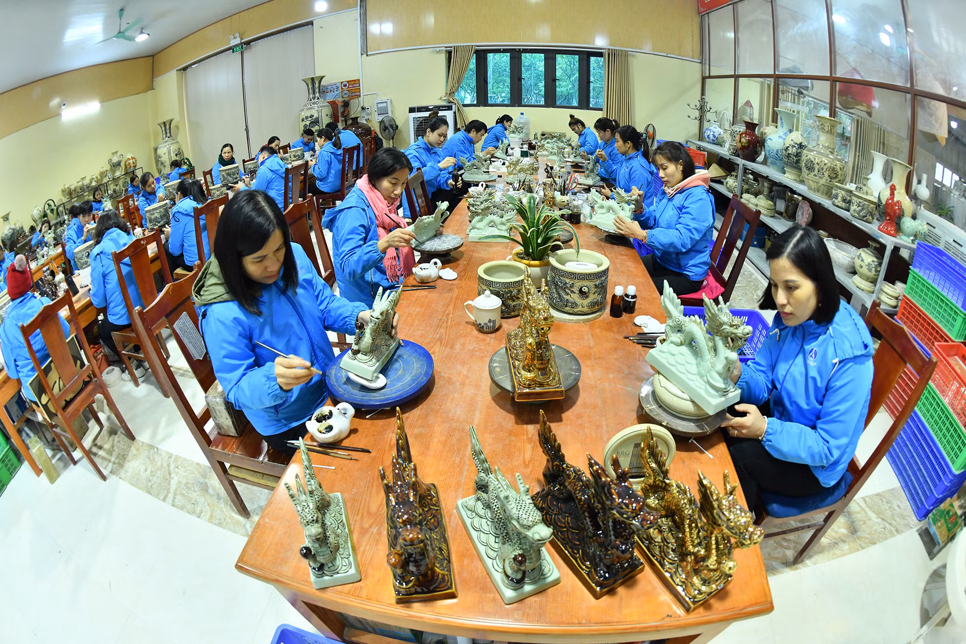 Các nghệ nhân, công nhân Công ty cổ phần gốm Chu Đậu đang hối hả làm việc, sản xuất nhiều sản phẩm gốm tinh xảo, bền đẹp phục vụ thị trường Tết Giáp Thìn 2024.