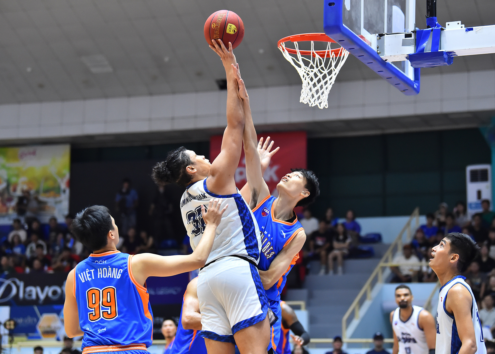 Dominique Tham tỏ ra vượt trội trước hàng phòng ngự của đội chủ sân Hoàng Mai, anh có cho mình 12 điểm, 16 rebounds và 8 assists (kiến tạo) sau 37 phút thi đấu.