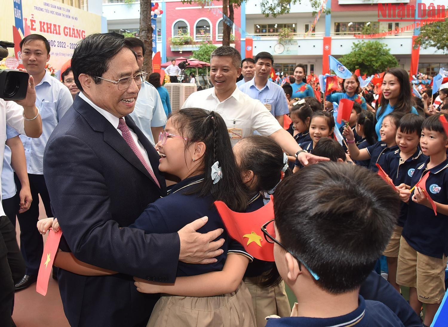 Thủ tướng Phạm Minh Chính với học sinh Trường Tiểu học Đoàn Thị Điểm.