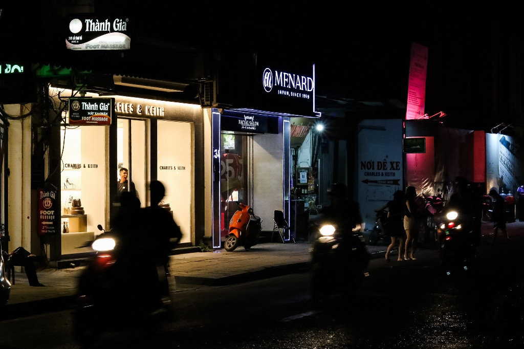 [Ảnh] Phố đi bộ Hồ Gươm thực hiện tiết kiệm điện ảnh 15