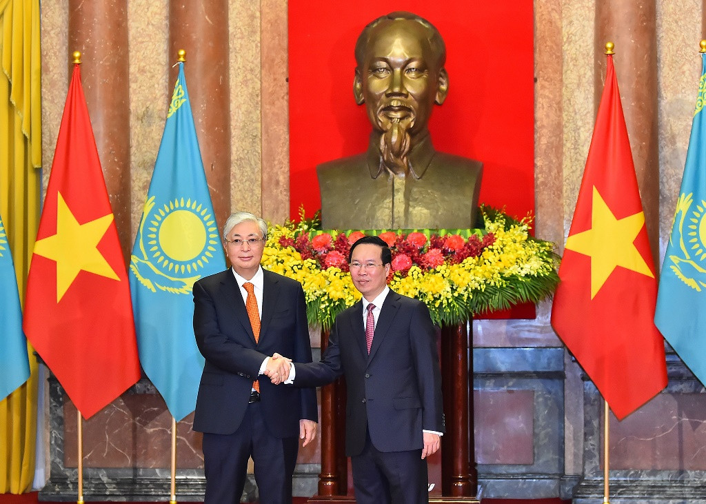 Chủ tịch nước Võ Văn Thưởng đón, hội đàm với Tổng thống Cộng hòa Kazakhstan Kassym-Jomart Tokayev.