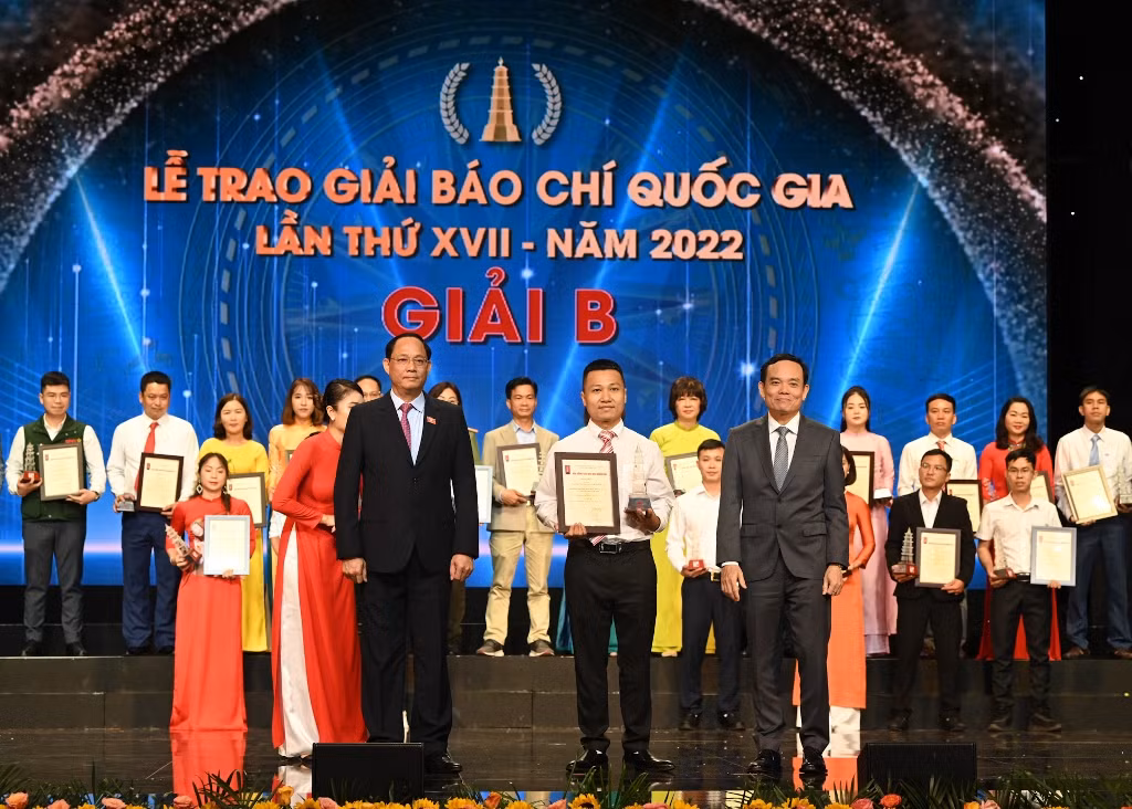 Phó Thủ tướng Trần Lưu Quang và Phó Chủ tịch Quốc hội Trần Quang Phương trao giải B cho đại diện nhóm tác giả Ban Nhân Dân điện tử - Liên Chi hội Nhà báo Báo Nhân Dân.