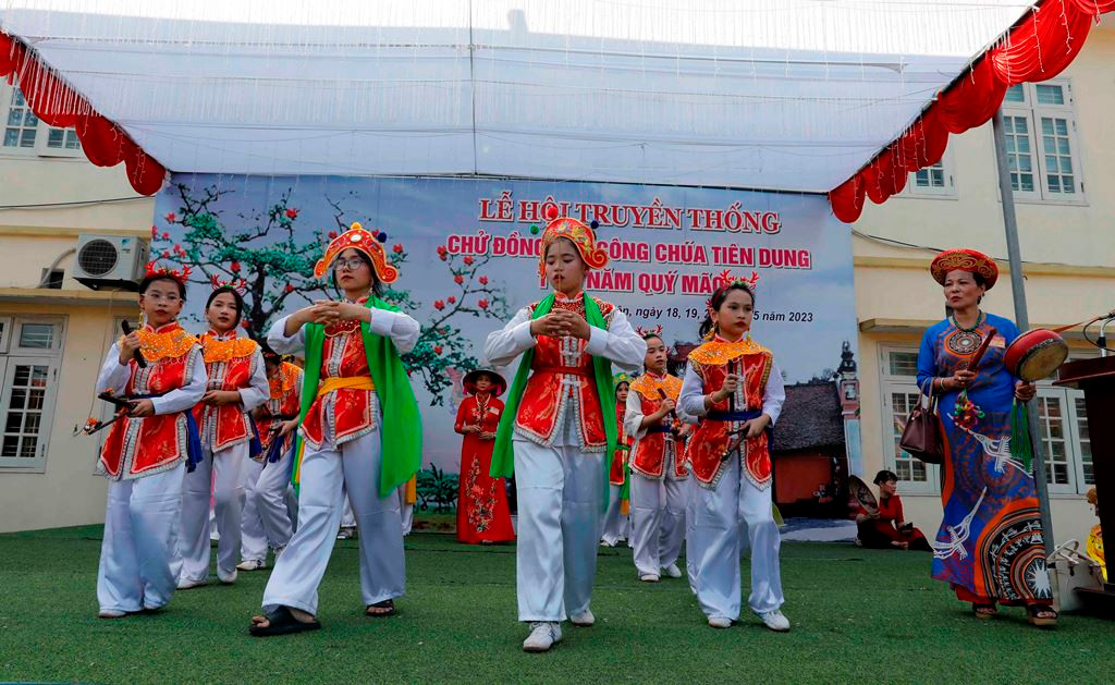 Múa sinh tiền do các em thiếu niên địa phương biểu diễn tại lễ hội.