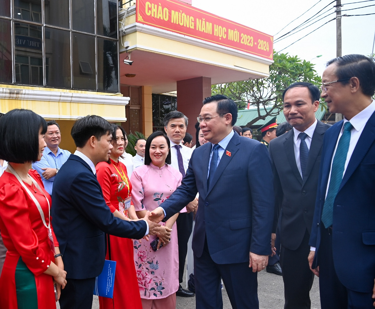 Chủ tịch Quốc hội Vương Đình Huệ với các thầy giáo, cô giáo và các em học sinh tại lễ khai giảng.